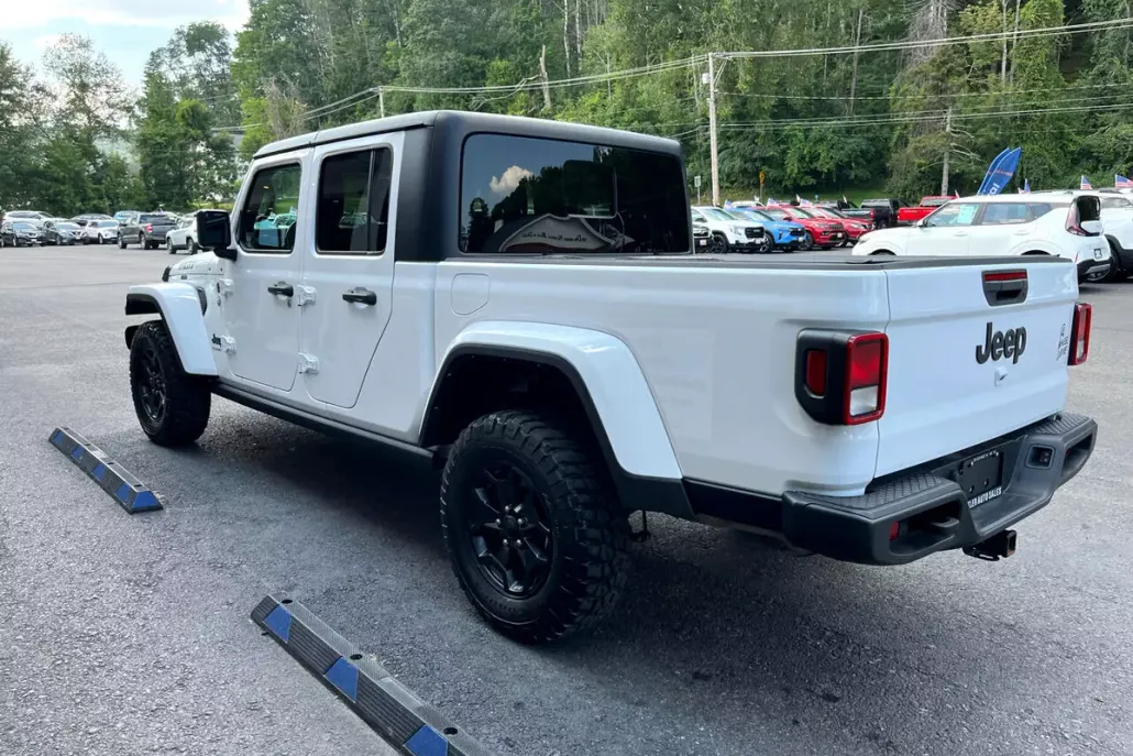 2022 Jeep Gladiator Willys Sport photo 1