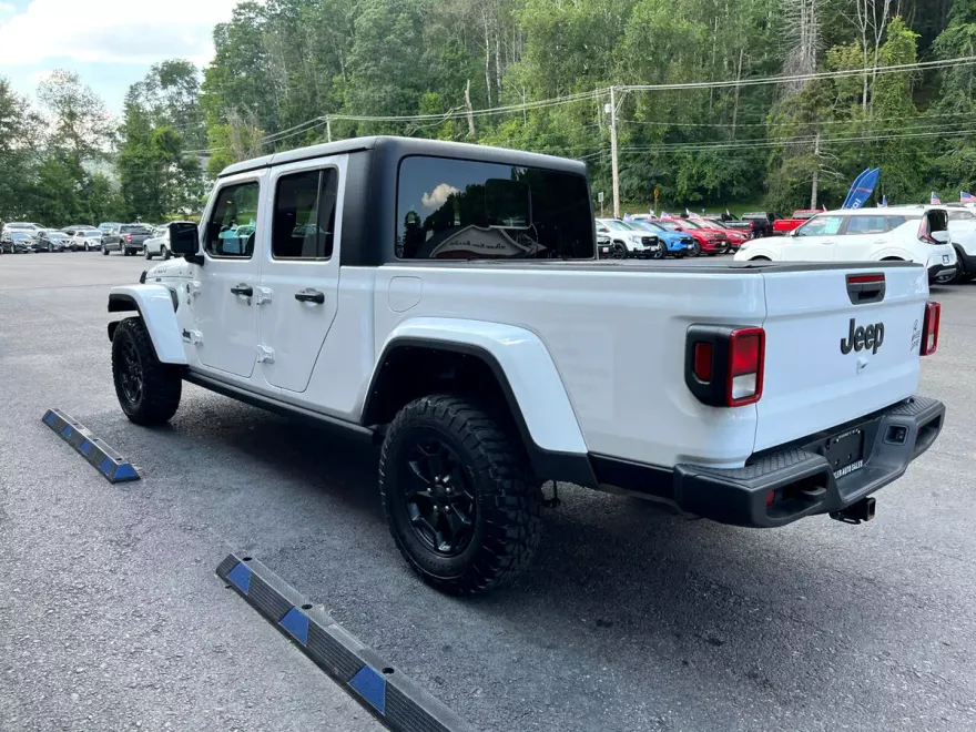 2022 Jeep Gladiator Willys Sport photo 1