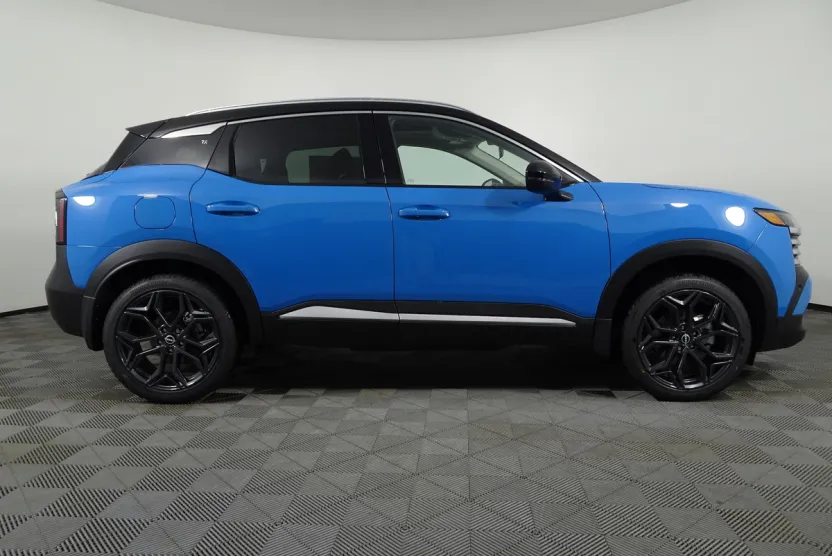 2025 Nissan Kicks SR photo 1