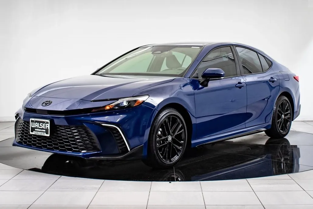 2025 Toyota Camry SE photo 1