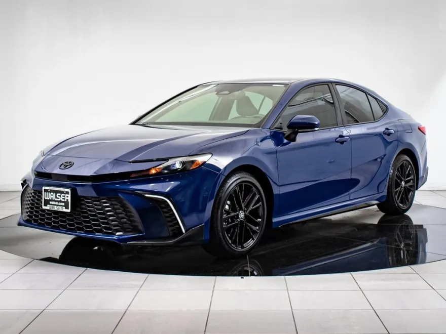 2025 Toyota Camry SE photo 1