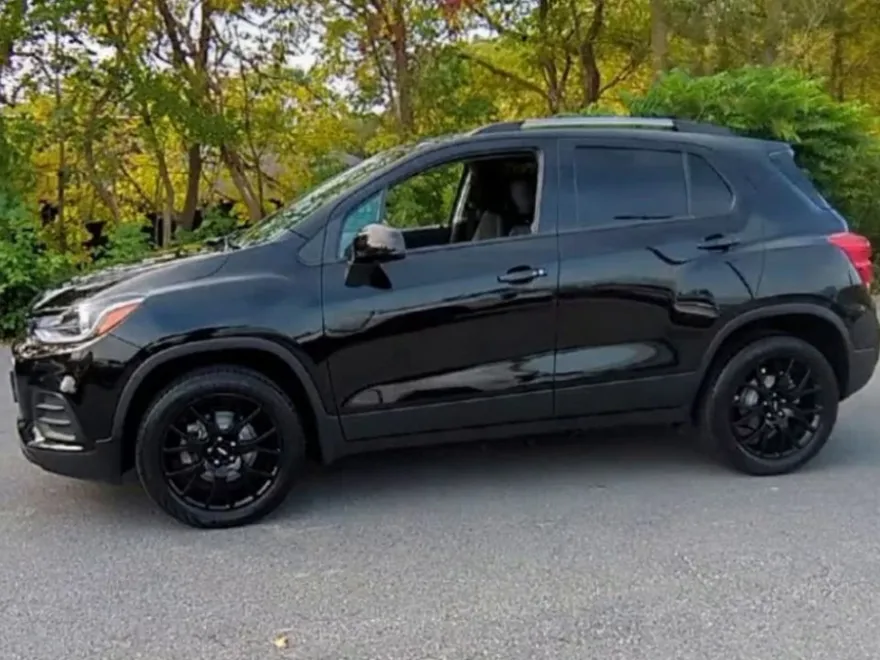 2022 Chevrolet Trax LT photo 1
