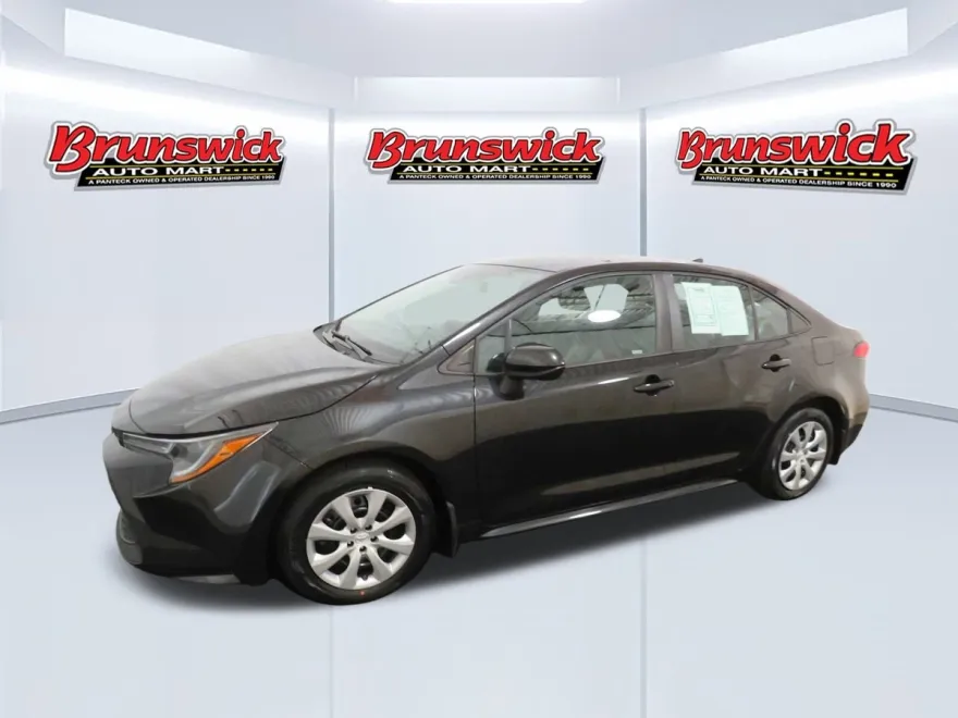 2021 Toyota Corolla LE photo 1