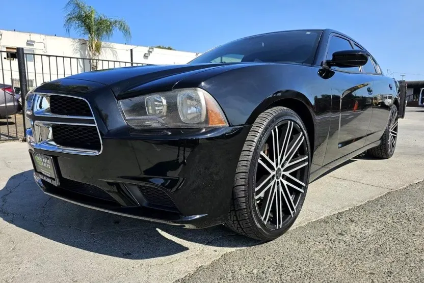 2013 Dodge Charger SE photo 1