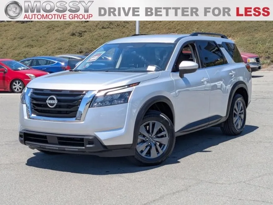2023 Nissan Pathfinder SV photo 1