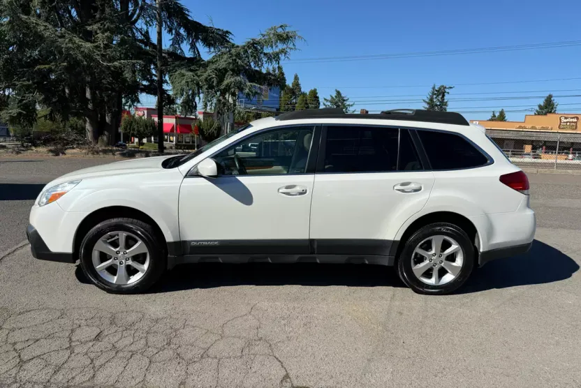 2014 Subaru Outback 2.5i Limited photo 1