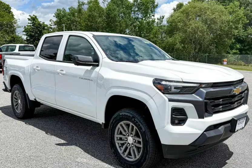 2025 Chevrolet Colorado Work Truck LT photo 1
