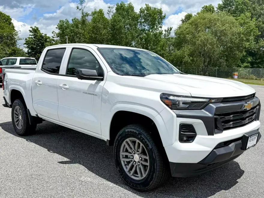 2025 Chevrolet Colorado Work Truck LT photo 1