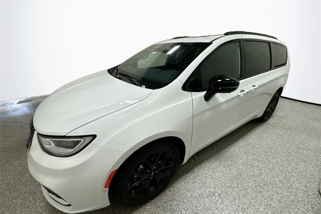 2024 Chrysler Pacifica Limited photo 1