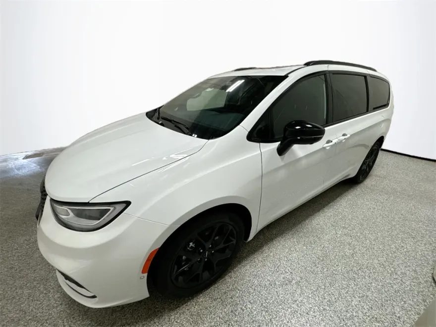 2024 Chrysler Pacifica Limited photo 1