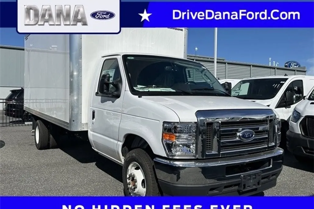 2024 Ford E-450 Cutaway photo 1