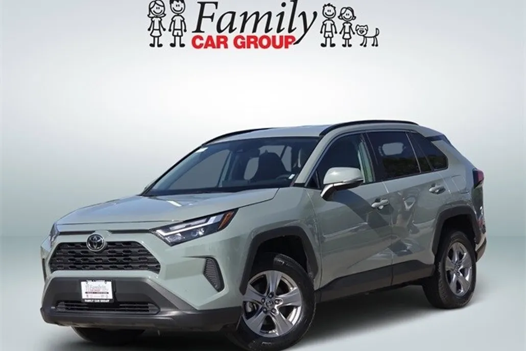 2023 Toyota RAV4 XLE photo 1