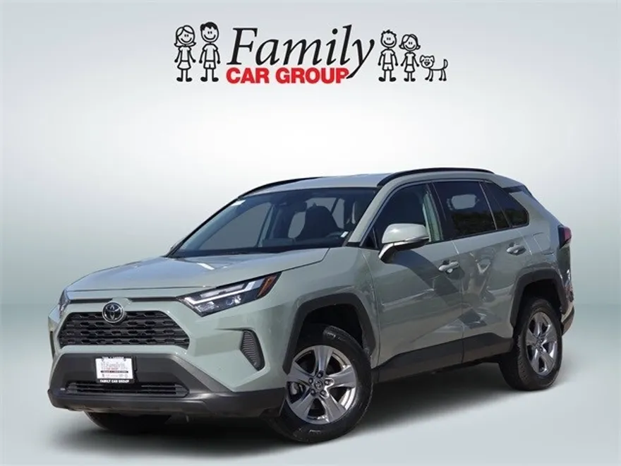 2023 Toyota RAV4 XLE photo 1
