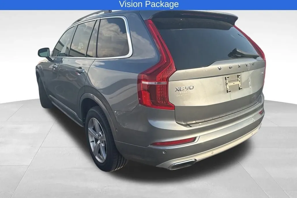 2017 Volvo XC90 T5 Momentum Sport photo 1