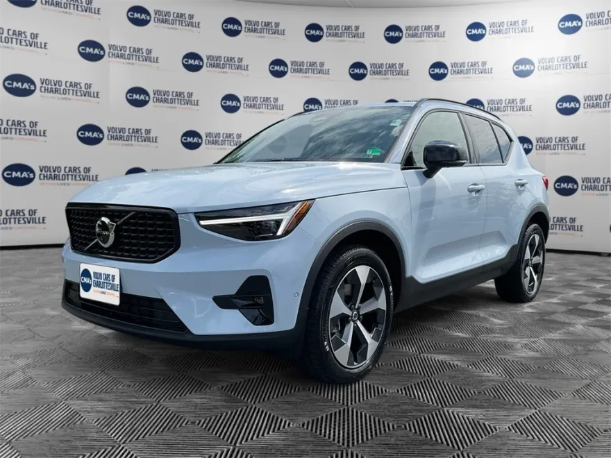 2026 Volvo XC40 AWD Plus photo 1