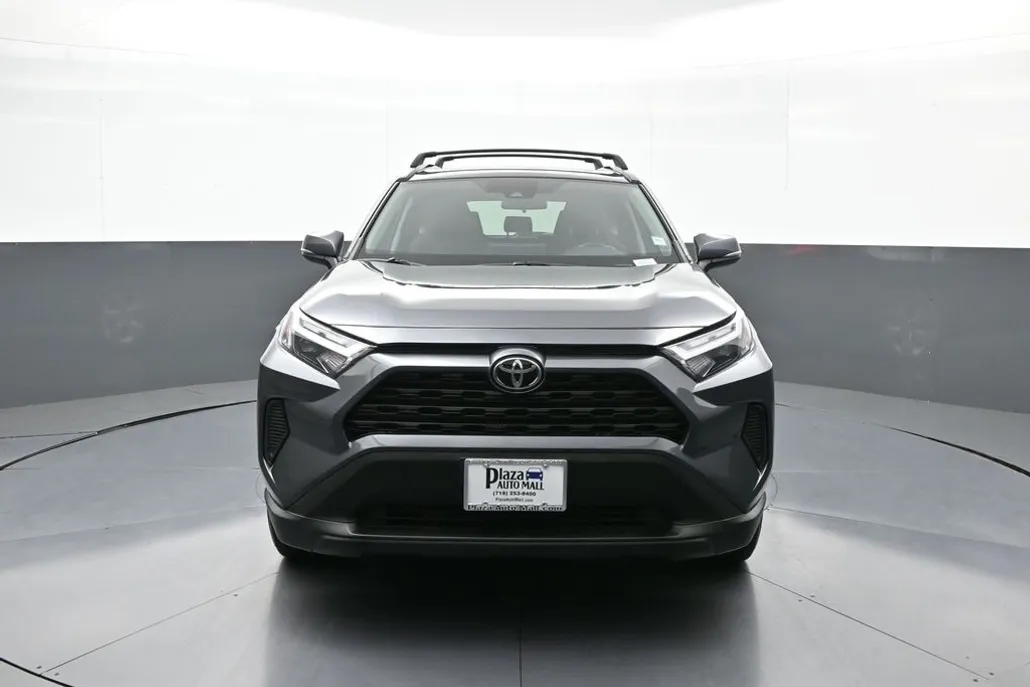 2022 Toyota RAV4 XLE photo 1