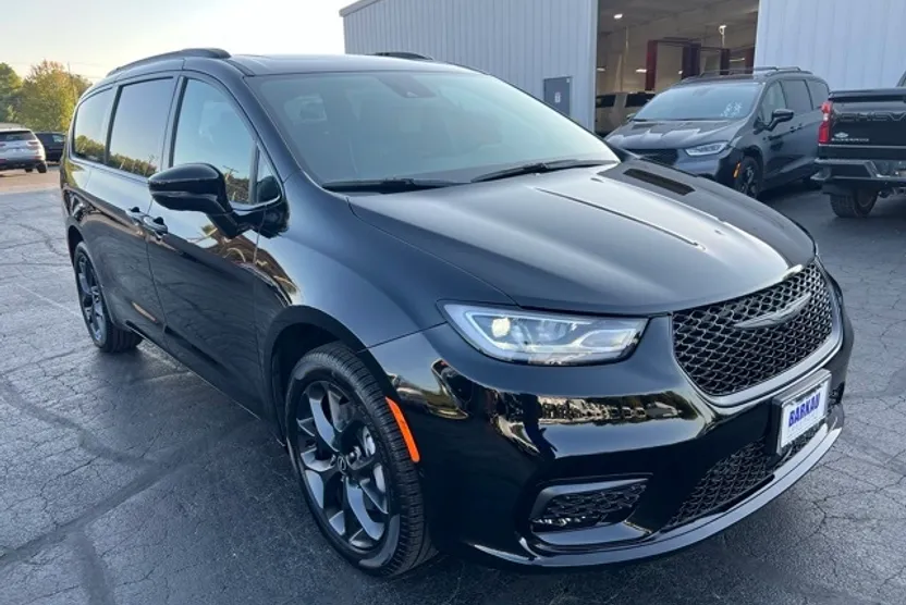 2026 Chrysler Pacifica Limited photo 1