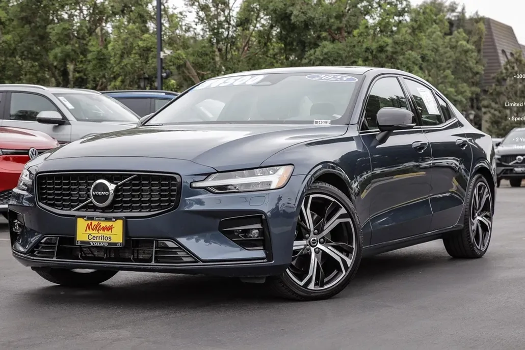2025 Volvo S60 Core AWD photo 1