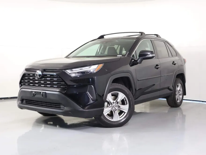 2022 Toyota RAV4 XLE photo 1