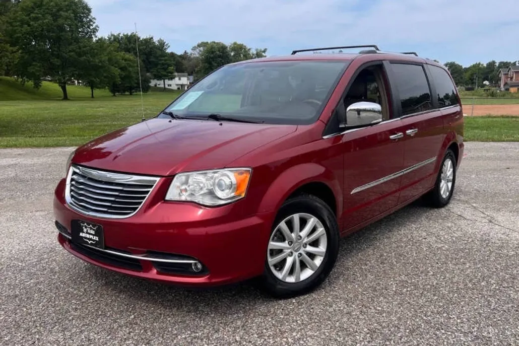 2015 Chrysler Town & Country Limited Platinum photo 1