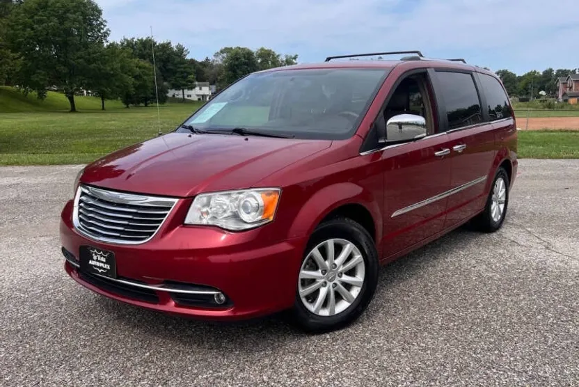 2015 Chrysler Town & Country Limited Platinum photo 1