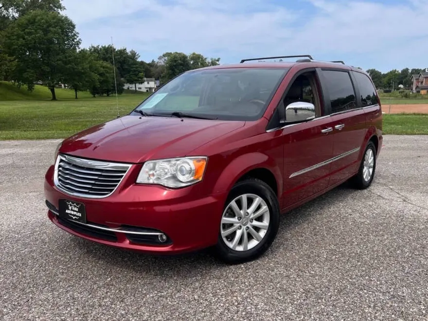 2015 Chrysler Town & Country Limited Platinum photo 1