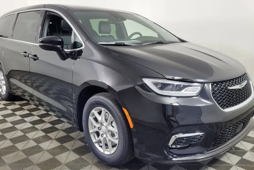 2026 Chrysler Pacifica photo 1