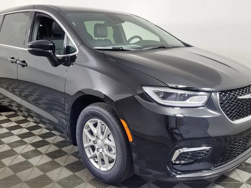 2026 Chrysler Pacifica photo 1