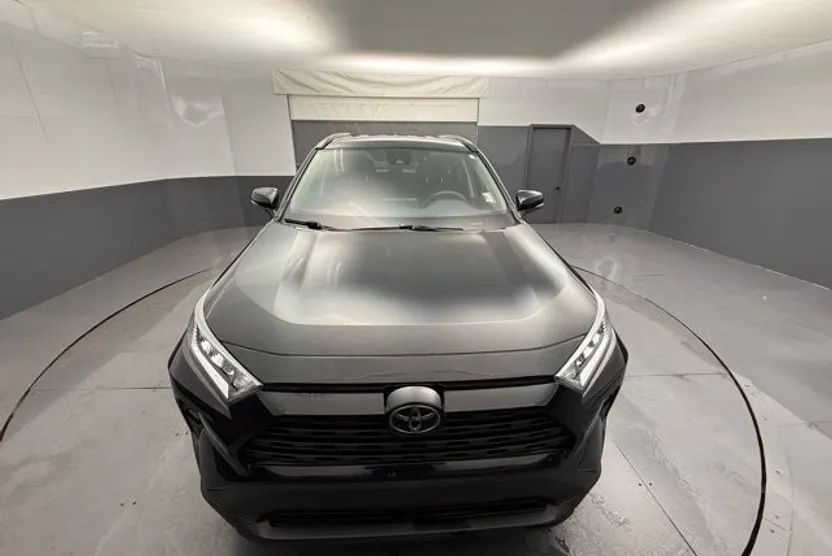 2021 Toyota RAV4 XLE photo 1