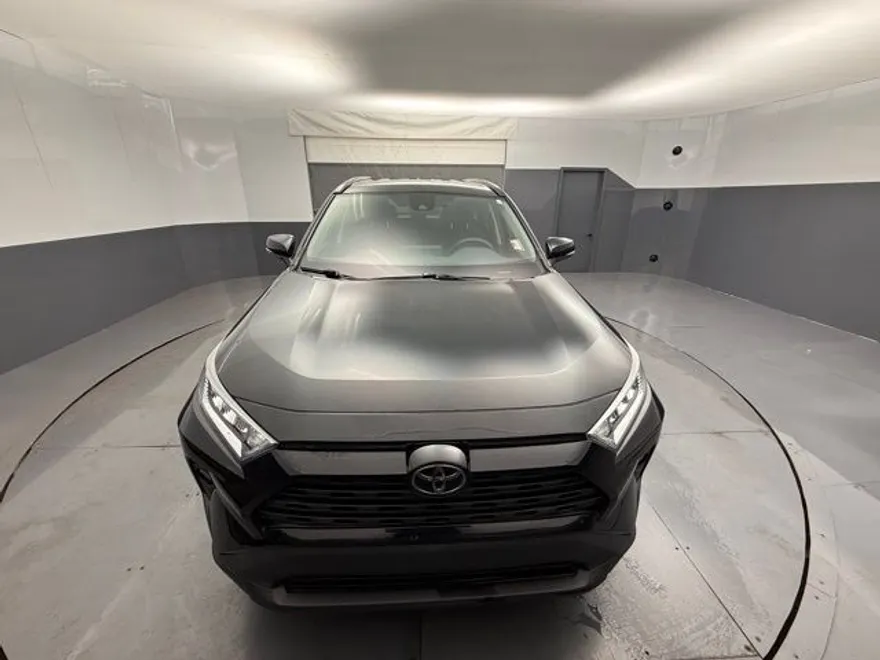 2021 Toyota RAV4 XLE photo 1