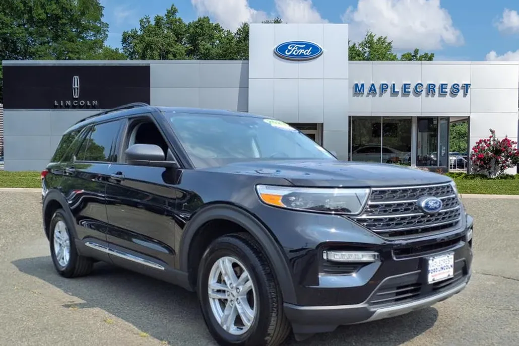 2023 Ford Explorer XLT photo 1
