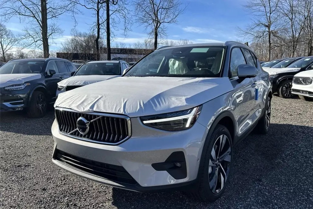 2025 Volvo XC40 photo 1
