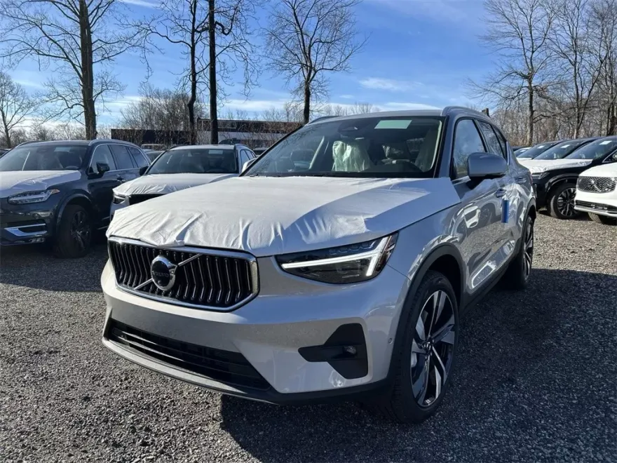 2025 Volvo XC40 photo 1