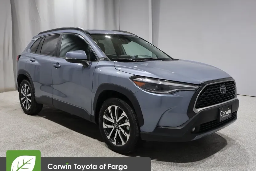 2022 Toyota Corolla Cross XLE photo 1