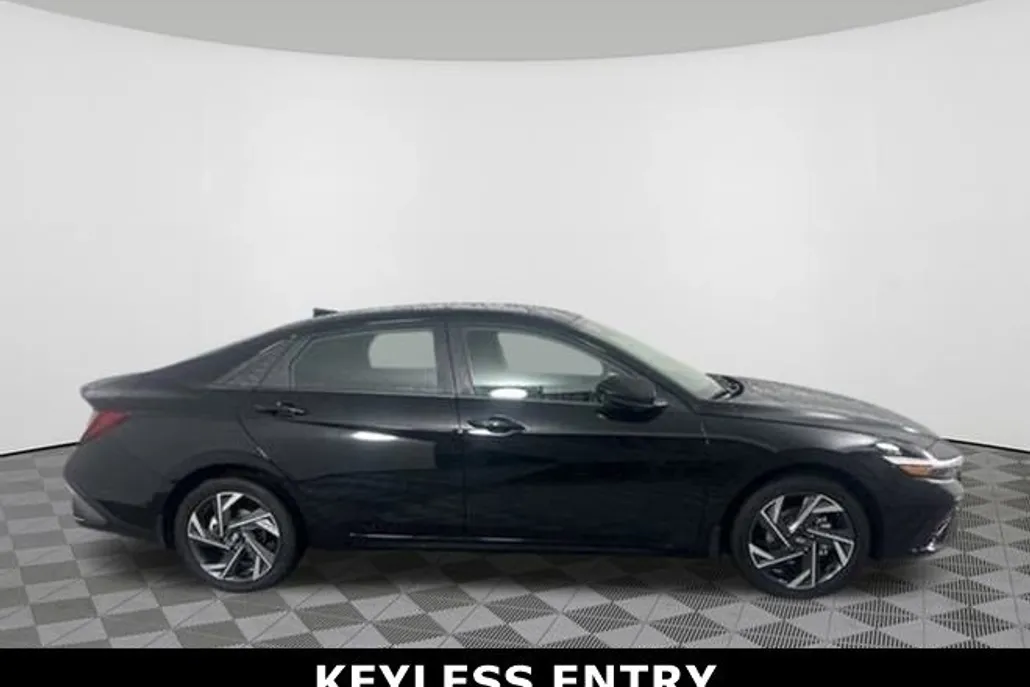 2025 Hyundai Elantra SEL Sport photo 1