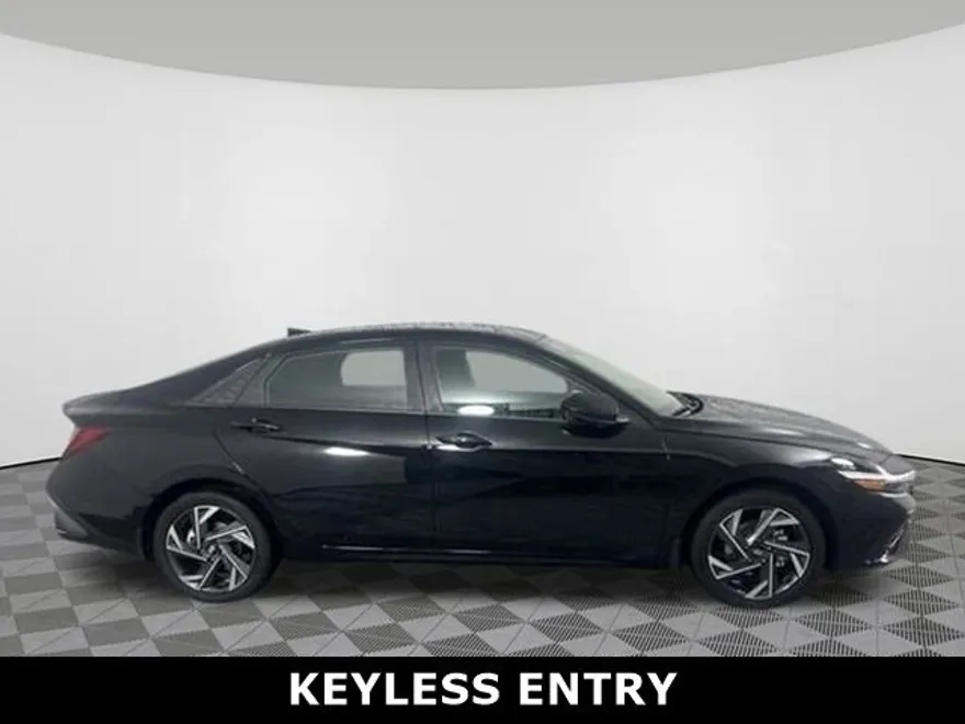 2025 Hyundai Elantra SEL Sport photo 1