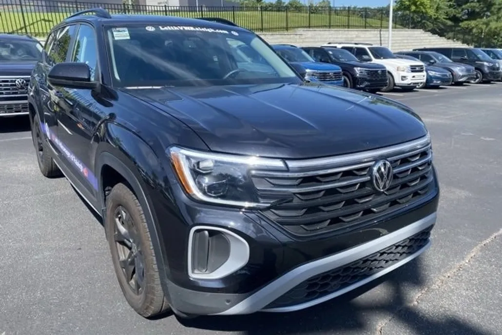 2025 Volkswagen Atlas Peak Edition photo 1