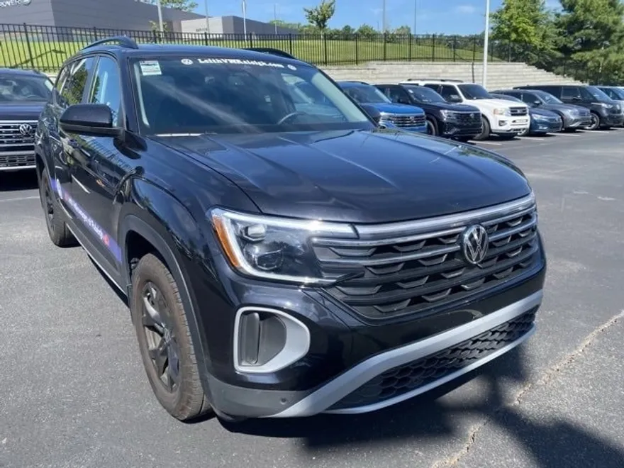 2025 Volkswagen Atlas Peak Edition photo 1