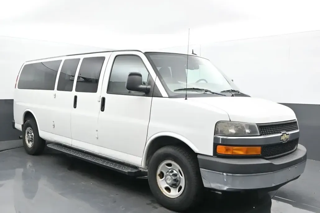 2010 Chevrolet Express 3500 LT Passenger Van photo 1