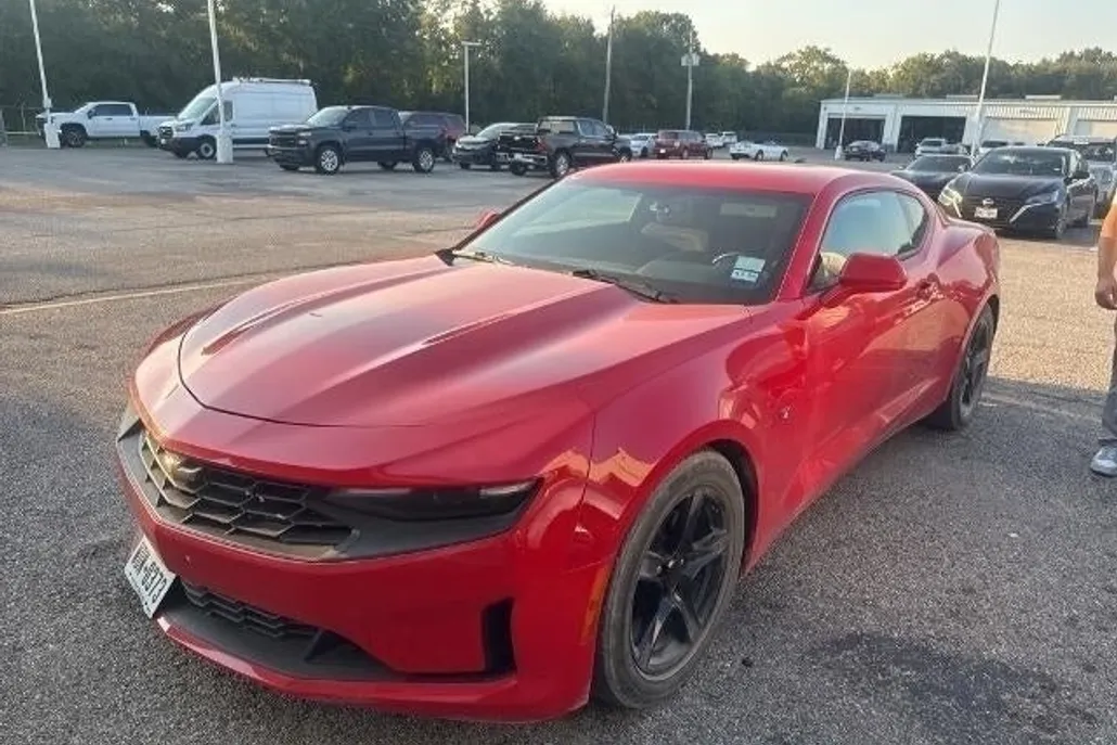 2023 Chevrolet Camaro 1LT photo 1