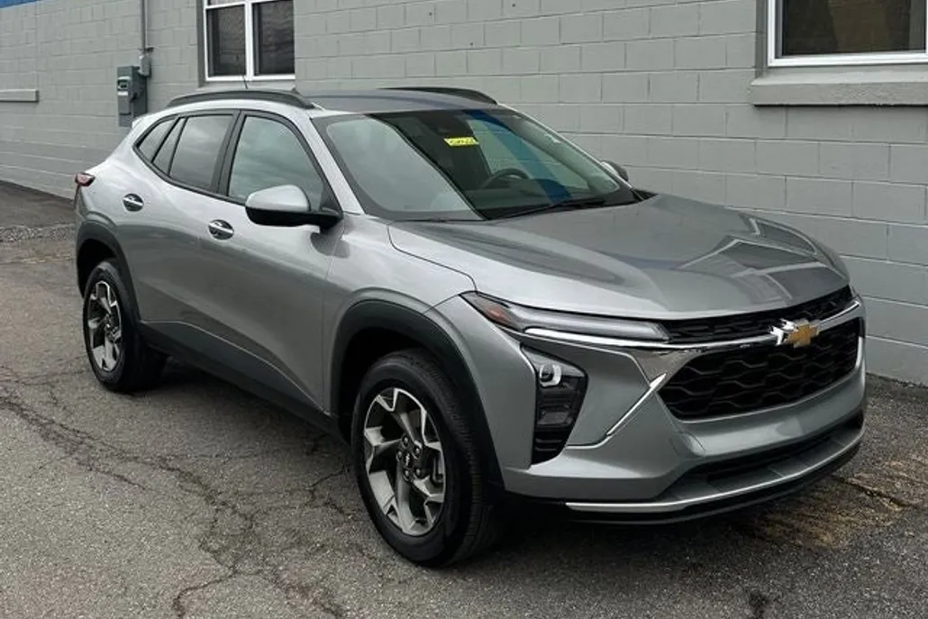 2024 Chevrolet Trax LT photo 1