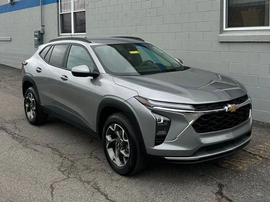 2024 Chevrolet Trax LT photo 1