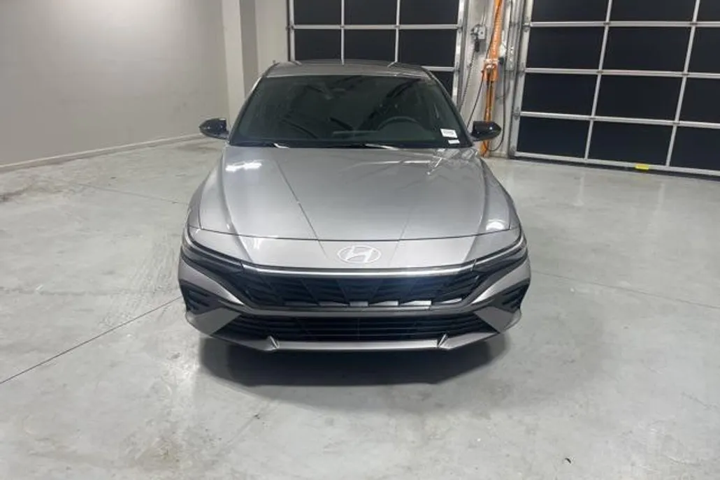 2025 Hyundai Elantra SEL Sport photo 1