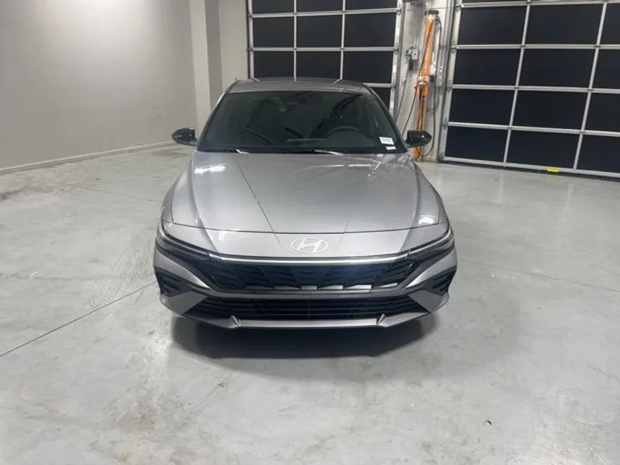 2025 Hyundai Elantra SEL Sport photo 1