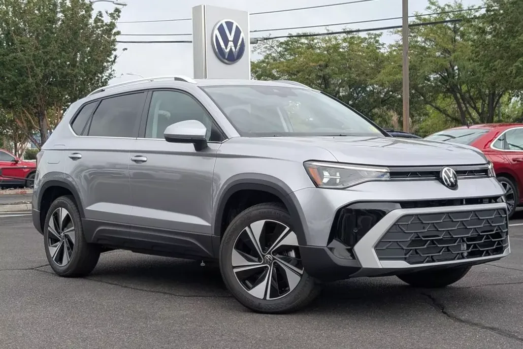 2025 Volkswagen Taos SE photo 1