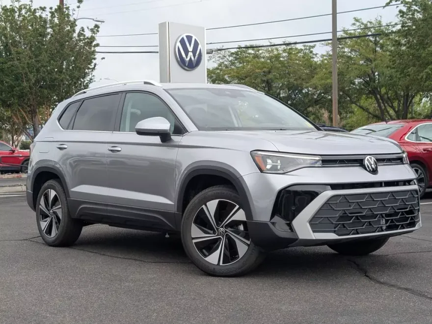 2025 Volkswagen Taos SE photo 1