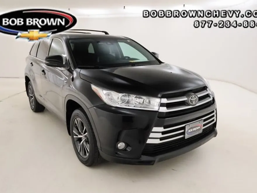 2019 Toyota Highlander LE photo 1