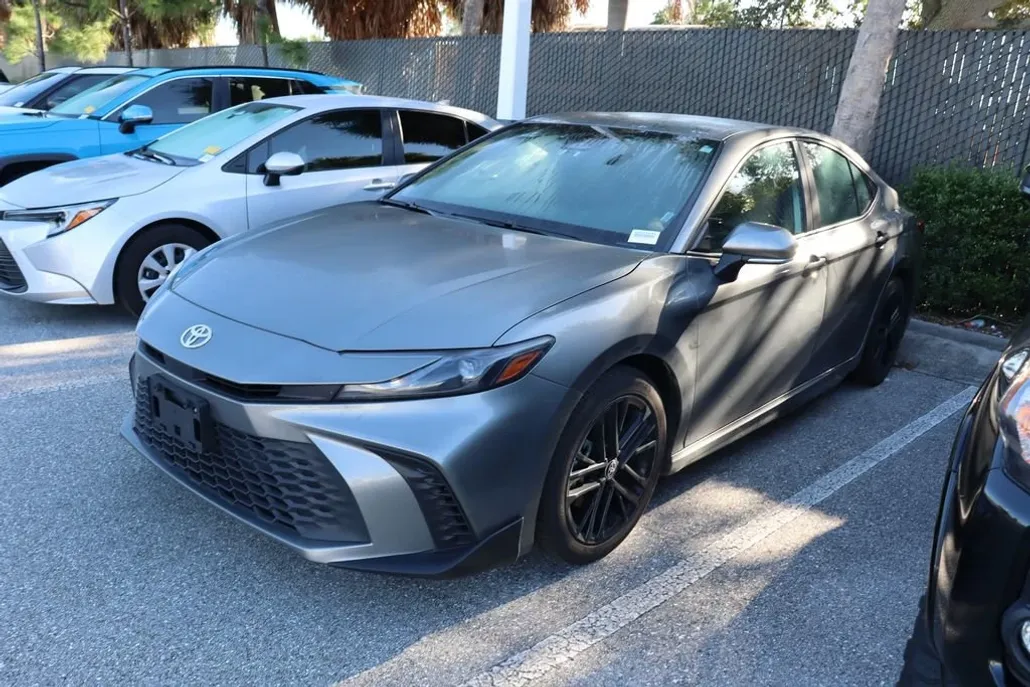 2025 Toyota Camry SE photo 1