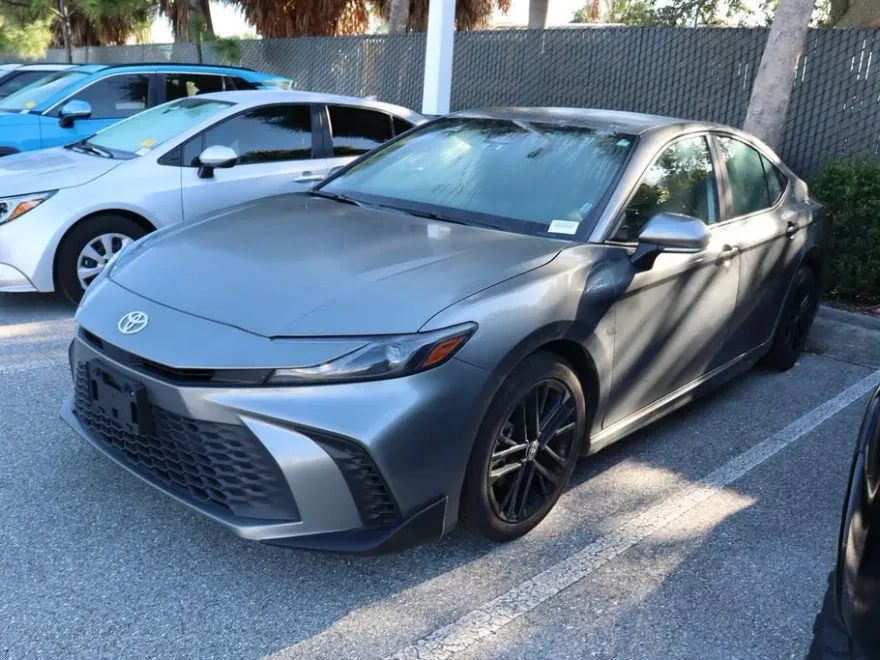 2025 Toyota Camry SE photo 1