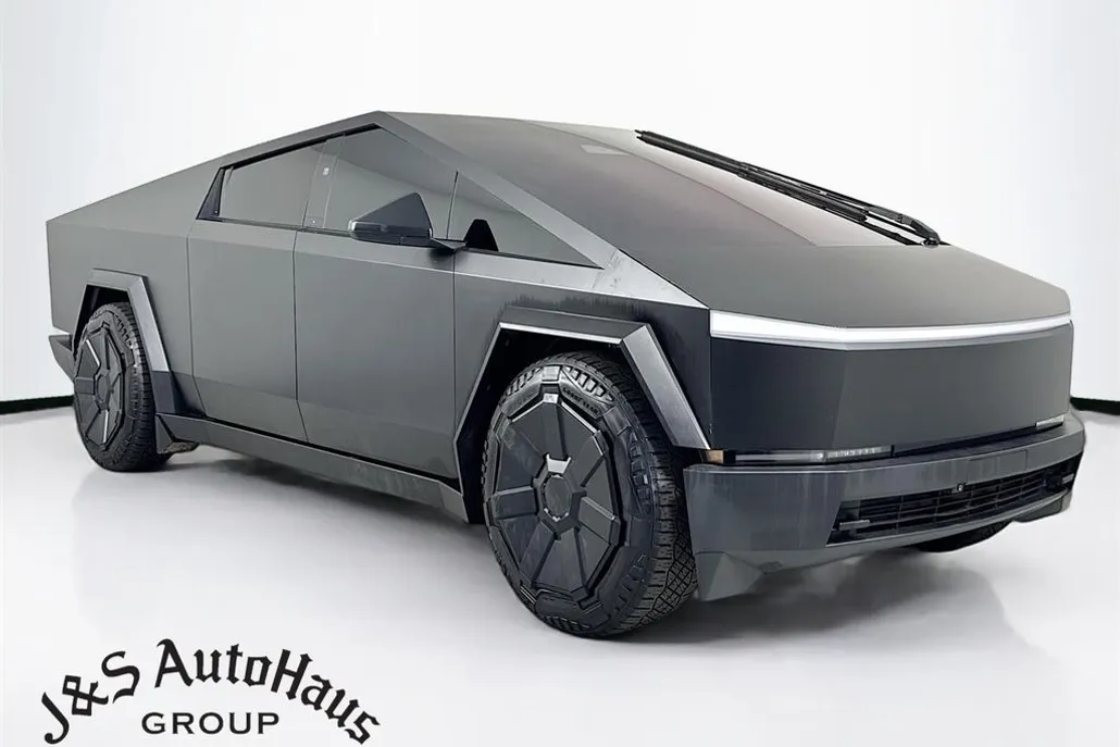 2024 Tesla Cybertruck photo 1